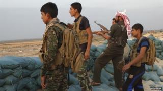 Tribal fighters fight in the town of Amriyat al-Falluja,in Anbar province on 31 October 2014