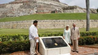 Prince Charles and his wife Camilla, Duchess of Cornwall pose with Cartagena's Mayor Dionisio Velez (L) after the unveiling of the plaque near the site of the 1741 siege. Cartagena, Colombia, on October 31, 2014.