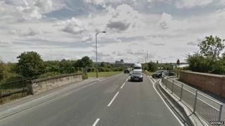 Swindon Road, Stratton Green, Swindon railway bridge