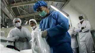 Iranian nuclear technicians at Isfahan plant (file photo)