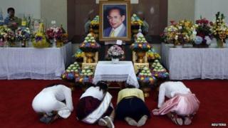 Well-wishers pray for the health of Thailand's King Bhumibol Adulyadej in Bangkok, 8 October 2014