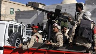 Yemeni soldiers on a police vehicle in Sanaa, Yemen (25 November 2014)