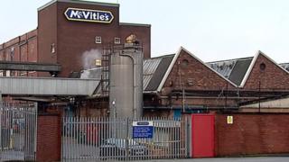 United Biscuits is to cut 166 jobs at its Glasgow McVitie's factory