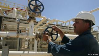 An employee works at the Tawki oil field near the town of Zacho, in Iraq's Dohuk province (31 May 2009)