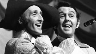 Ryan a Ronnie yn perfformio yn ystod sioe Cinderella (1972/73)