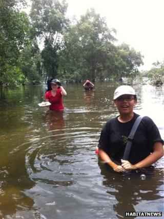 Researchers among mangroves, Singapore (Image: Habitat News via Flickr)