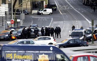 Police outside Popular Party headquarters in Madrid (19 Dec)