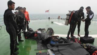 Indonesian divers prepare their equipment aboard the Indonesian National Search and Rescue Agency (BASARNAS) ship "KN Purworejo" during a search operation for the crashed AirAsia plane in Pangkalan Bun, Central Borneo, Indonesia, on 04 January 2015