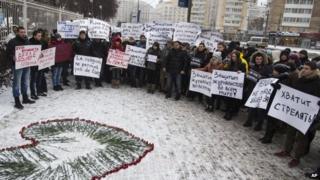 People hold banners showing solidarity with those killed in an attack at the Paris offices of the weekly newspaper Charlie Hebdo, outside the French Embassy in Moscow, Russia on 9 Jan 2015