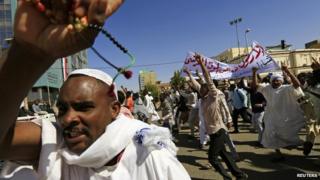 Muslims shout slogans against France and call for its apology after attending Jumma prayer in Khartoum on 16 January 2015