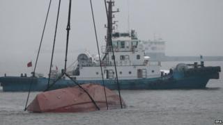 Rescue attempt with overturned Wanshenzhou 67 in Yangtze River, 16 Jan 2015
