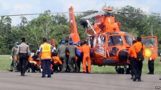 Bags containing bodies arrive in Pangkalan Bun by helicopter on 24/01/2015