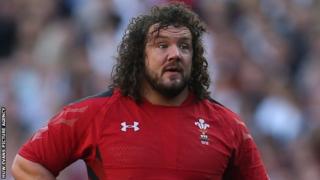 Fydd Adam Jones ddim i'w weld yng nghrys coch Cymru eto