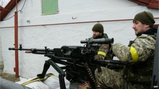Ukrainian troops on guard outside Mariupol, 26 Jan 15