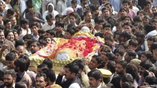 The body of a victim killed in Friday's explosion at a Shia mosque in Shikarpur (31 January 2015)