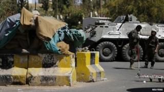 Yemeni police deployed near the US embassy in Sanaa (11 February 2015)