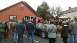 Trigolion yn ymgynnull ger meddygfa Llanwrtyd