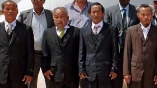 Four Thai fishermen, held hostage by Somali pirates for nearly five years, pose after their release before boarding an UN flight in Galkayo (27 February 2015)
