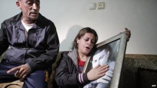 The parents of Mohammed Said Ismail Musallam, an Israeli Arab, mourn after a video is posted by IS purportedly showing his killing (10 March 2015)
