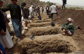 Yemenis dig graves on 4 April, 2015 to bury the victims of a reported airstrike by the Saudi-led coalition against Shia Houthi rebels