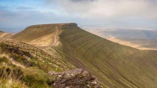 Pen y Fan - un o atyniadau mwya'r Parc