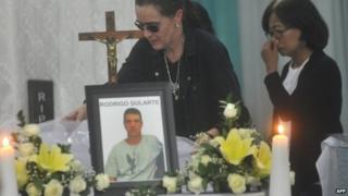 Relatives with the coffin of Brazilan Rodrigo Gularte in Jakarta (29 April 2015)