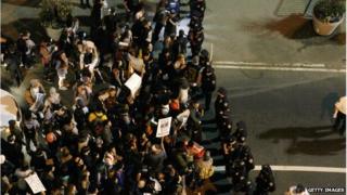 Demonstrators and police in New York, 29 April 2015