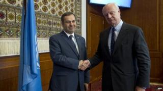 Syrian ambassador Hussam al-Din Ala (left) shakes hands with UN Special envoy Staffan de Mistura in Geneva (5 May 2015)