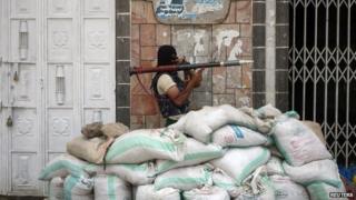 Southern militiaman prepares to fire a rocket-propelled grenade at Houthi rebels in Yemen's southern city of Taiz (24 May 2015)