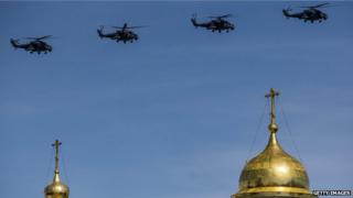 Military aircraft participate in a flyby during the final rehearsal ahead of celebrations to mark the 70th anniversary of the end of World War II in Moscow (7 May 2015)