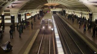 A subway train arrives at the L'Enfant Metro Station in Washington (13 January 2015)