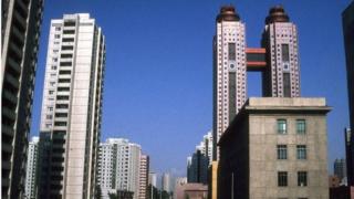 General view of main avenue in downtown Pyongyang, DPRK (Democratic People's Republic of Korea). To the right of frame can be seen the towers of the Pyongyang Koryo Hotel. Jan 2004