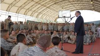 Leon Panetta oo ah xoghayaha difaaca Maraykanka ayaa booqdey Lemonnier ee Jabuuri sanadkii 2011
