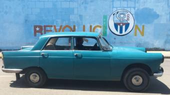 Xe cũ trên nền khẩu hiệu cách mạng Cuba