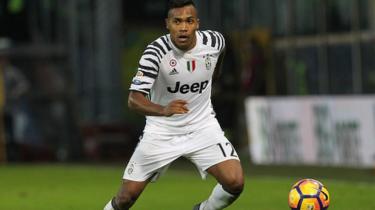 Manchester United imempatia kipau mbele beki wa kushoto wa Juventus na Brazil Alex Sandro, 27,