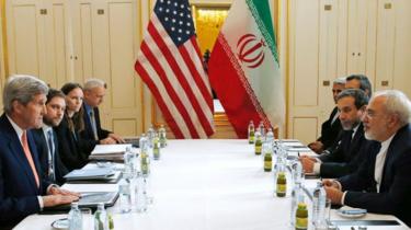 Menteri Luar Negeri AS John Kerry dan Menteri Luar Negeri Iran Javad Zarif