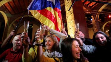 عدد من مؤيدي الانفصال يرفعون علم كتالونيا