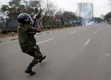 Polisi akirusha bomu la kutoa machozi