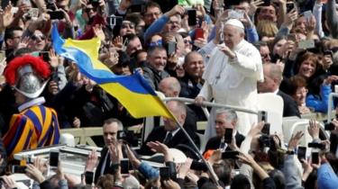 Pope Francis greets the faithful from his Popemobile after the Easter Mass at St Peter's Square at the Vatican April 1, 2018
