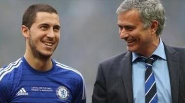 Mkufunzi wa Manchester United Jose Mourinho anapanga kutoa rekodi ya dau la Uingereza la £90m kumnunua mchezaji wa Chelsea na Ubelgiji ,26, Eden Hazard. (Sun)