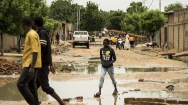 Entre les flaques d'eau de N'Djamena, au Tchad, le 15 août 2017