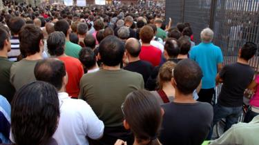 Grupo de gente fotografiada desde atrás