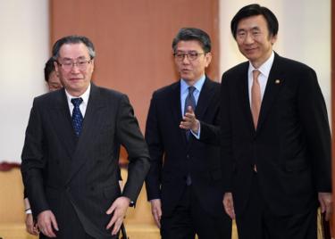 El enviado especial de China a la península coreana, Wu Dawei (izq.), el principal enviado nuclear de Corea del Sur, Kim Hong-kyun (centro) y el ministro de exteriores Yun Byung-se (der.) en una reunión en Seúl