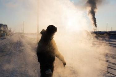 Ayal throws boiling water that instantly turns into steam. Temperatures are so low that some details of daily life take another dimension here: batteries only last a few minutes, pen ink freezes before one can write and it becomes dangerous to wear metal glasses. The locals also let their cars run all day, afraid it might not restart until spring.