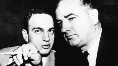 Senator Joseph McCarthy dan pengacara Ray Cohn pada tahun 1954 bersandar bersama