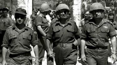 इसराइल के सेनाध्यक्ष जनरल राबीन दाहिनी ओर, बीच में पूर्व रक्षा मंत्री मोशे द्यान.