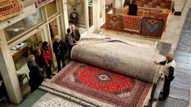 Karpet dijual di Grand Bazaar Teheran.