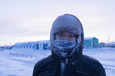 Ayal’s breathing froze around his face. Lost in his own thoughts, the young man often take walks through the streets of the village before being brought back to reality by the icy temperatures. Alone or accompanied by the dog of the neighbor with whom he has become friends, Ayal likes to think about what his life will be when he’ll move to the city. He wants to become an actor or a writer when he grows up.