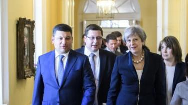 ستانيسلاف إيزوف خلف رئيسة الوزراء البريطانية ورئيس الوزراء الأوكراني