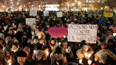 As pessoas assistem a uma vigília em apoio à comunidade muçulmana em Montreal (30 de janeiro de 2017)